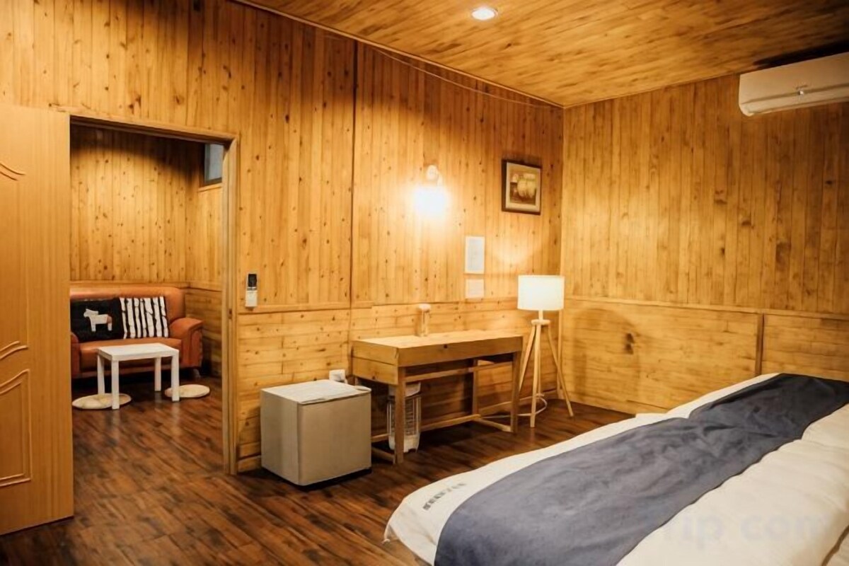 Desk, WiFi (free), bed sheets