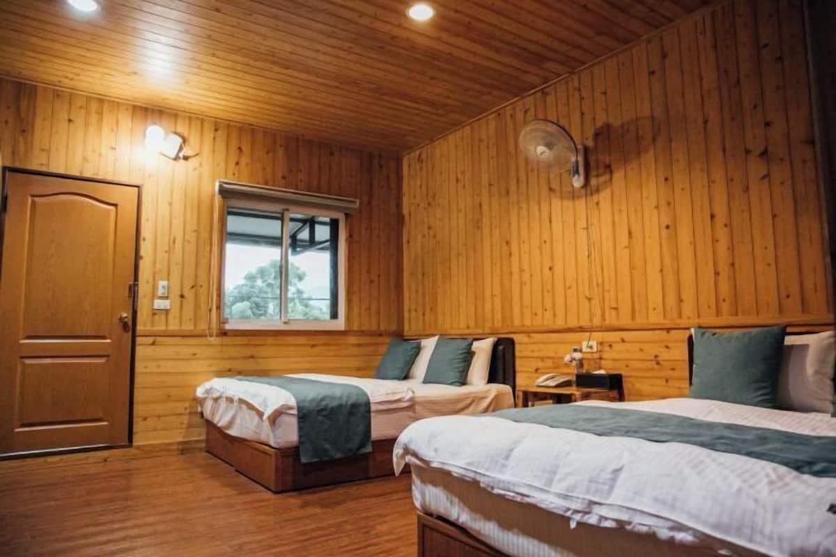 Escritorio, wifi gratis, ropa de cama