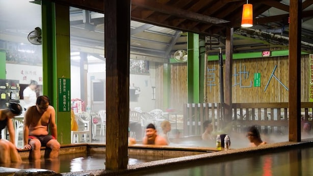 A traditional hot spring bath area with wooden walls and a green pillar. - CDR Hotspring Resort (Kaohsiung)