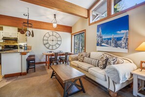 Smart TV, fireplace - Fantastic Forest Setting Rocky Ridge #120 (Tahoe City)
