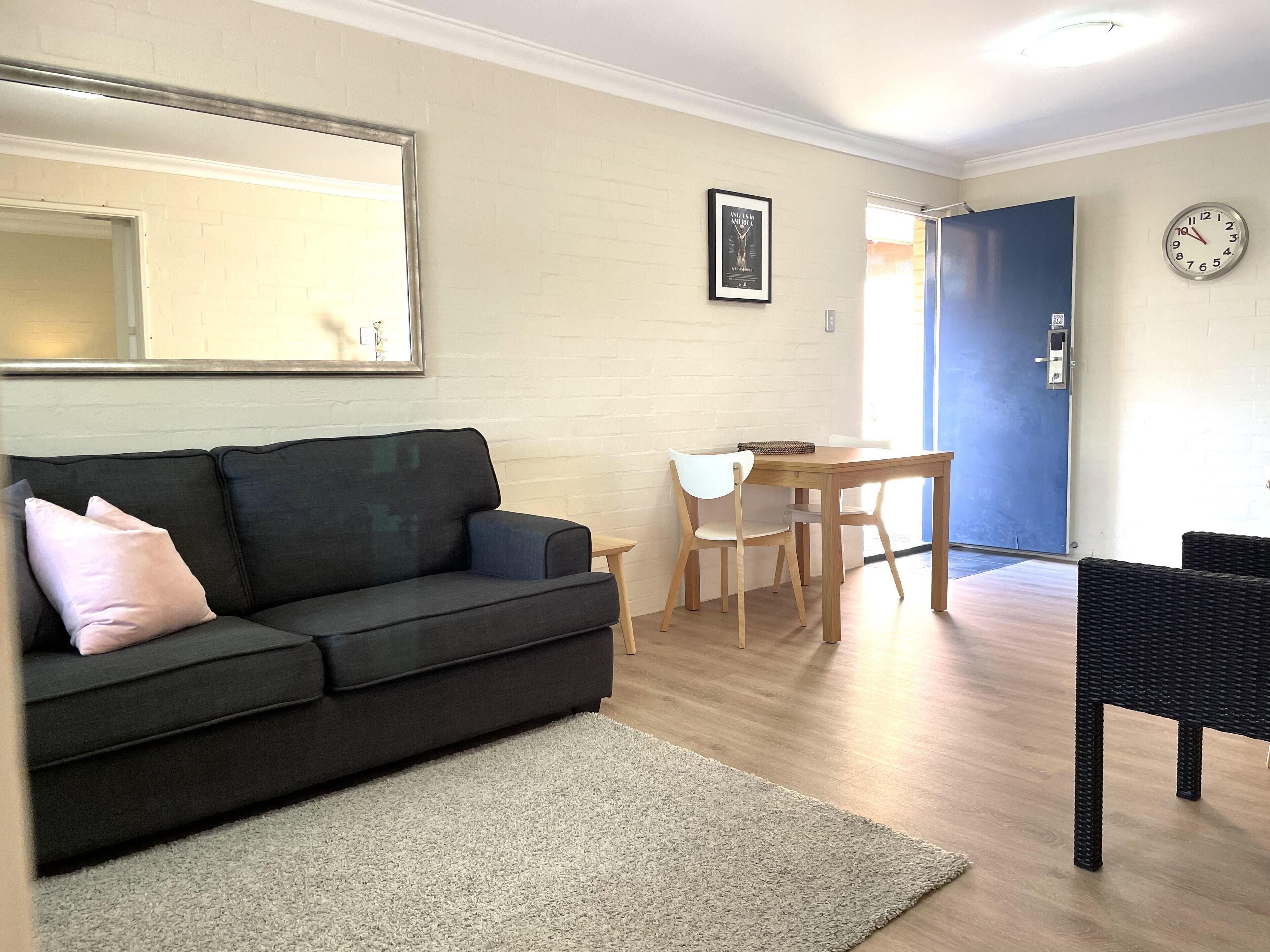 Subiaco Village with pool, BBQ & spa - free parking and wifi - one bedroom