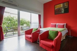 Premium bedding, desk, blackout curtains, rollaway beds