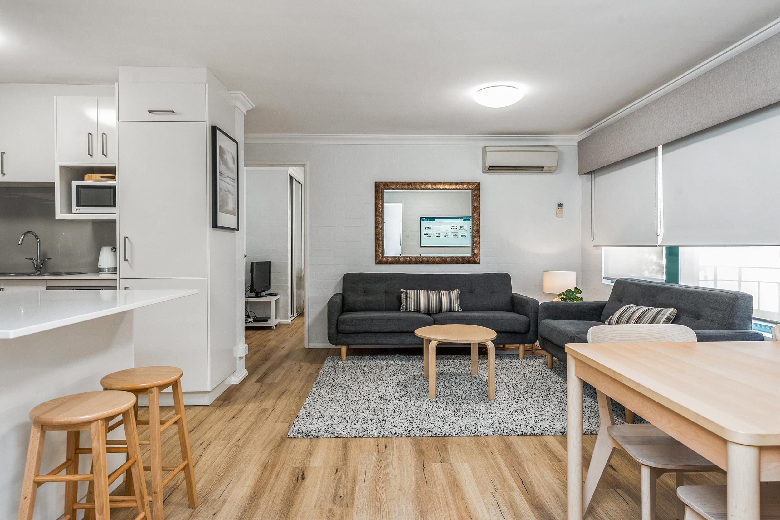 Pool, BBQ & spa (in season) - free parking and wifi - 3 bedroom 2 bathrooms