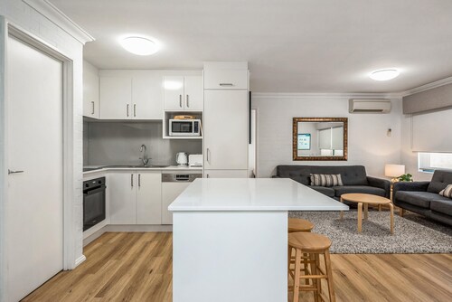 Pool, BBQ & spa (in season) - free parking and wifi - 3 bedroom 2 bathrooms