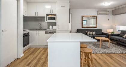 Pool, BBQ & spa (in season) - free parking and wifi - 3 bedroom 2 bathrooms