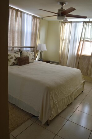 3 habitaciones, tabla de planchar con plancha, wifi y ropa de cama