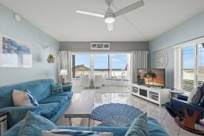 Televisor intel·ligent, futbolí i taula de tennis de taula 