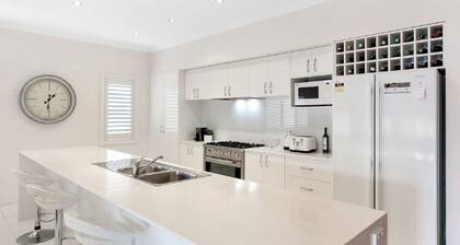 UNWINED - THE VINTAGE HOLIDAY HOUSES