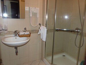 Habitación triple | Baño | Regadera, amenidades de baño gratuitas, toallas 
