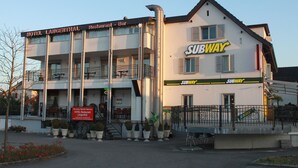 A hotel with a restaurant and bar on the ground floor, and a Subway restaurant on the upper floor. - Hotel Langenthal (Langenthal)