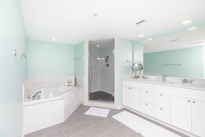 Duschwanne, Whirlpool, Haartrockner, Toilettenpapier