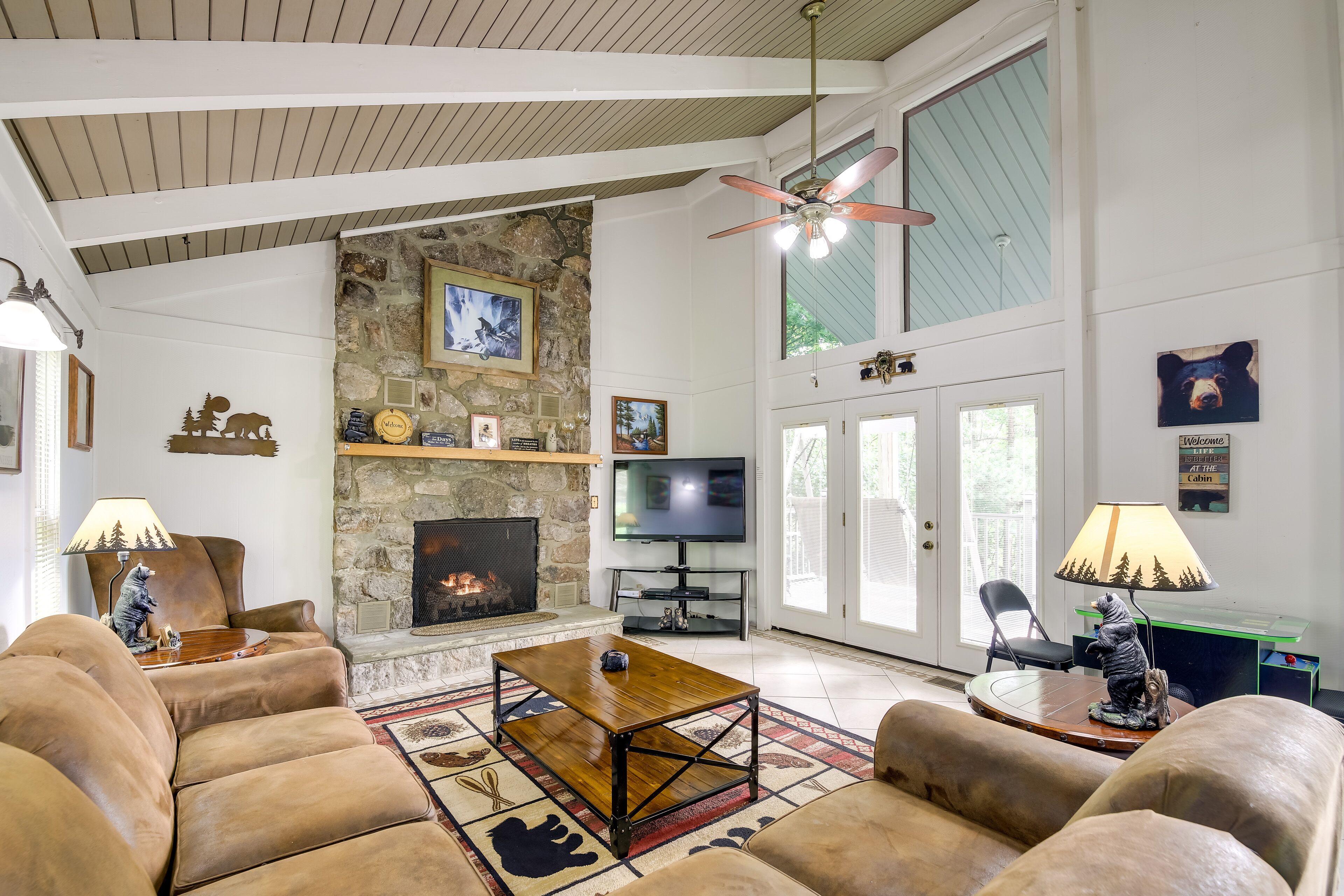 Gatlinburg Home: Mountain Views & Indoor Hot Tub!