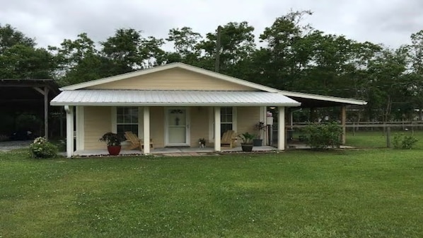 Front of Taylor Ranch Cottage