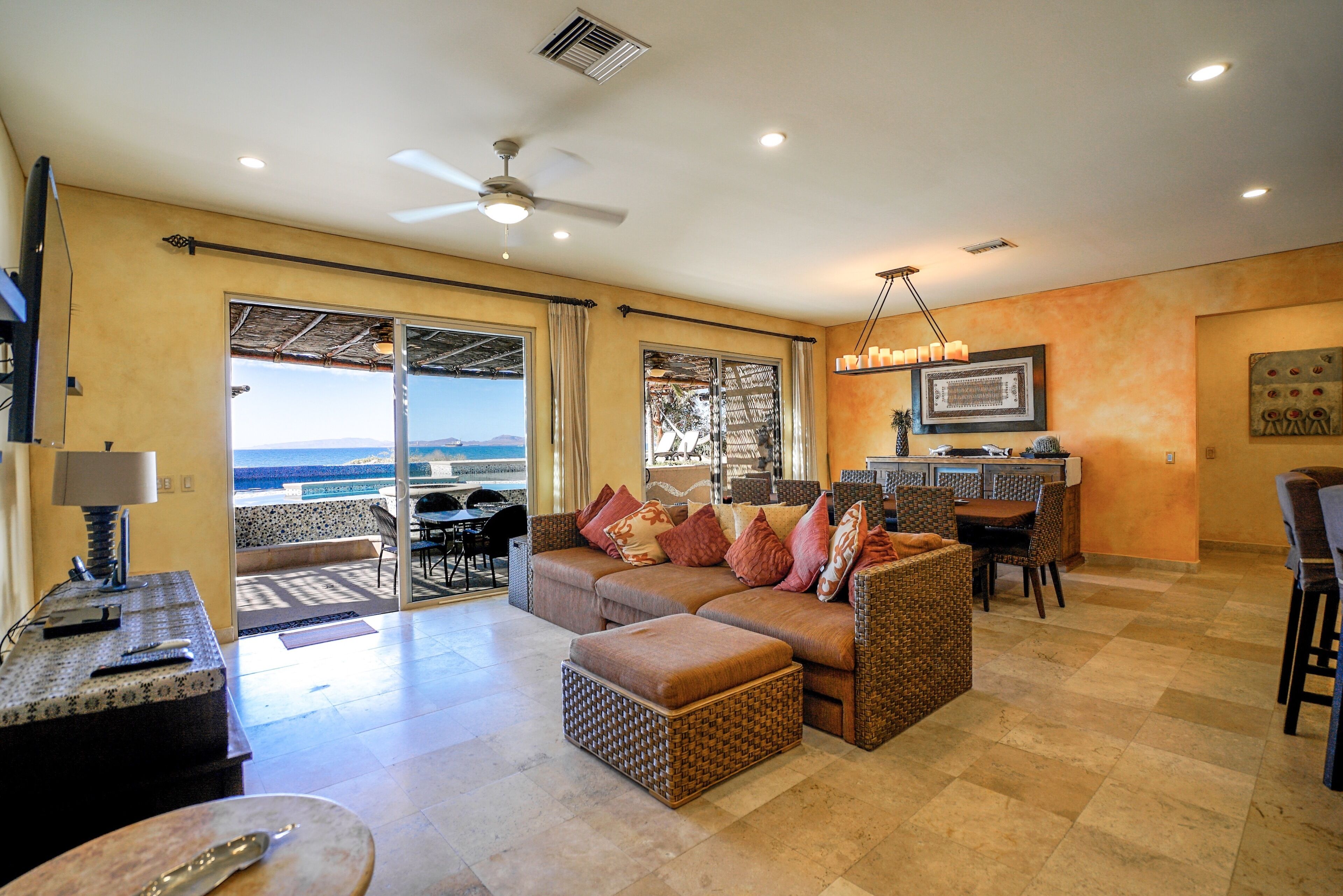 TV connectée, livres, chaîne hi-fi