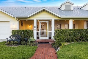 Exterior detail - Spacious, Heated Pool Home w/ Gulf Access- Villa Sunset Point - Roelens Vacations (Cape Coral)