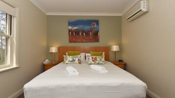 2 bedrooms, iron/ironing board, WiFi