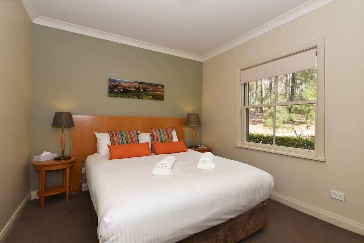 2 bedrooms, iron/ironing board, WiFi