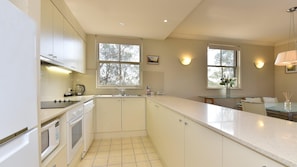 Refrigerador, microondas, horno y lavavajillas