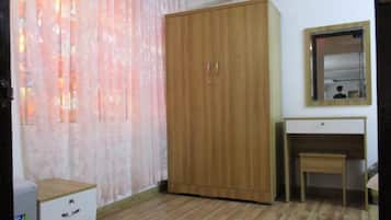 Ropa de cama de alta calidad y caja de seguridad en la habitación