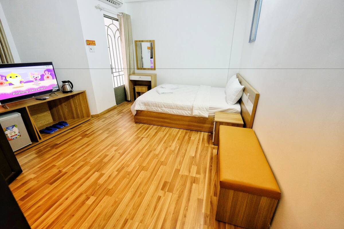 Bộ đồ giường cao cấp, két bảo mật tại phòng, bàn, phòng cách âm