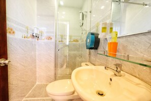 Designer-Toilettenartikel, Hausschuhe, Handtücher