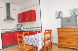 Geladeira, micro-ondas, cooktop, cafeteira/chaleira