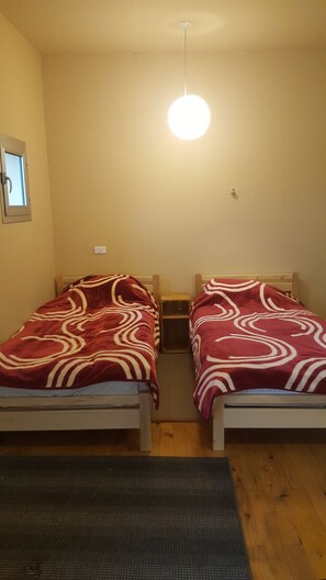 5 bedrooms, iron/ironing board, WiFi, bed sheets