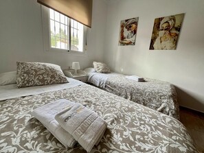 3 bedrooms, iron/ironing board, WiFi, bed sheets