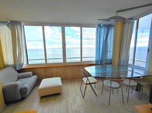 TV - Apartment located in 1st line of sea, magnificent view from the terrace-lounge. (Roses)