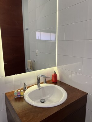 Douche, séchoir à cheveux, serviettes fournies, savon