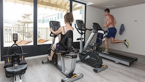 Ein Fitnessraum mit Cardiogeräten, Laufband und Ergometer.