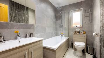 Combined shower/bathtub, hair dryer, towels