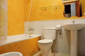 Ensemble douche/baignoire, sèche-cheveux