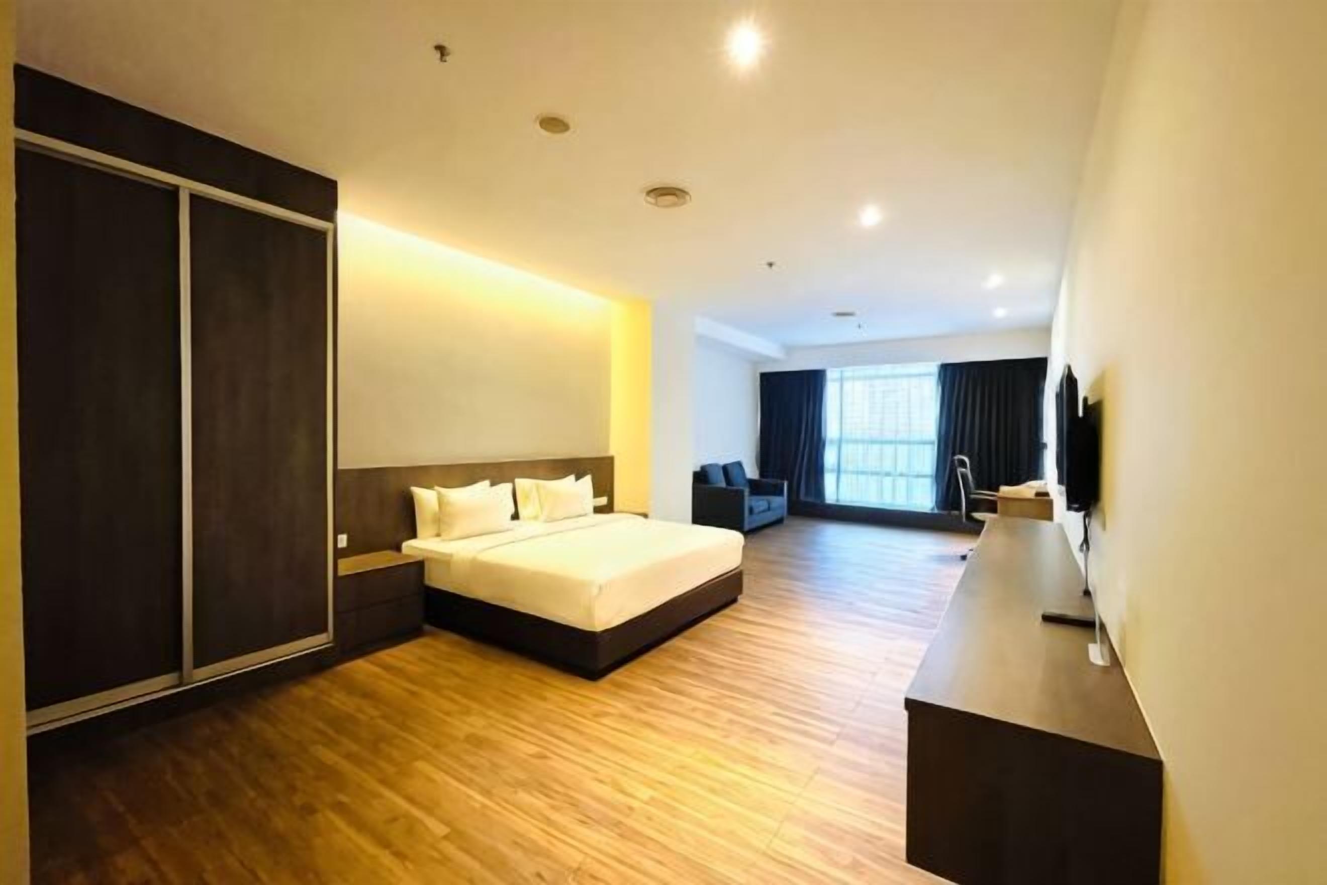 Minibar, coffres-forts dans les chambres, bureau