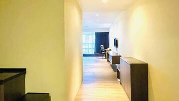 Deluxe studio suite | Een minibar, een kluis op de kamer, een bureau, een laptopwerkplek