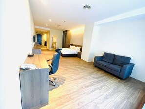 Deluxe Suites King | Minibar, in-room safe, desk, laptop workspace - Imperial Regency Suites Petaling Jaya (Kuala Lumpur)