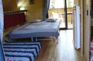 1 bedroom, bed sheets