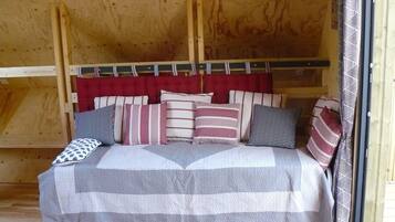 1 bedroom, bed sheets