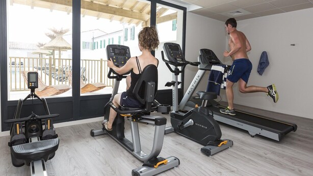 Ein Fitnessraum mit Cardiogeräten, Laufband und Ergometer.