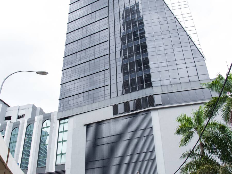 Un edificio moderno con facciata in vetro e un cartello con la scritta "Bank of the West Trade Centre".
