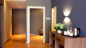 Family Suite | In-room safe, desk, laptop workspace, blackout drapes