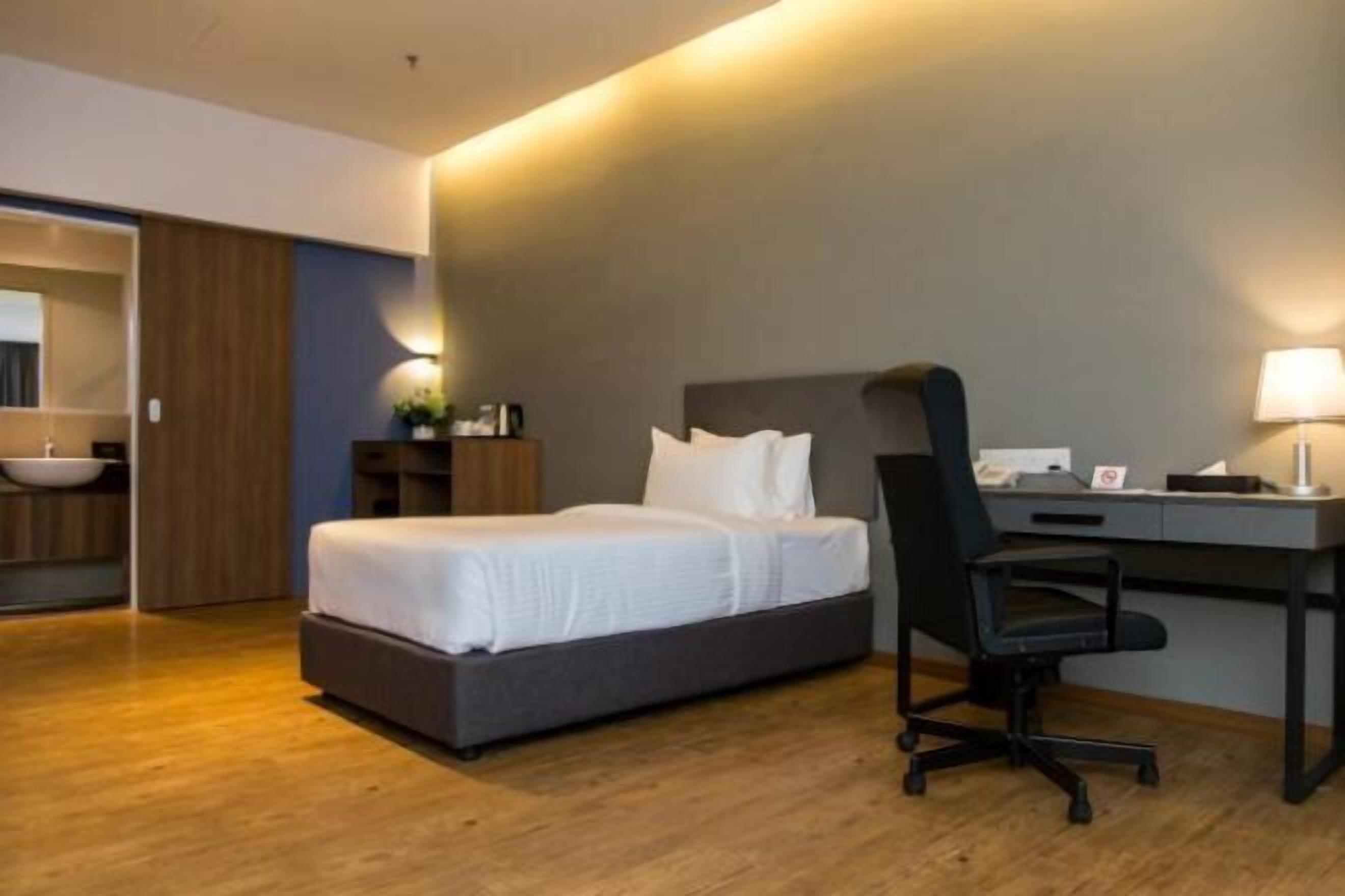 Caja de seguridad en la habitación y escritorio 