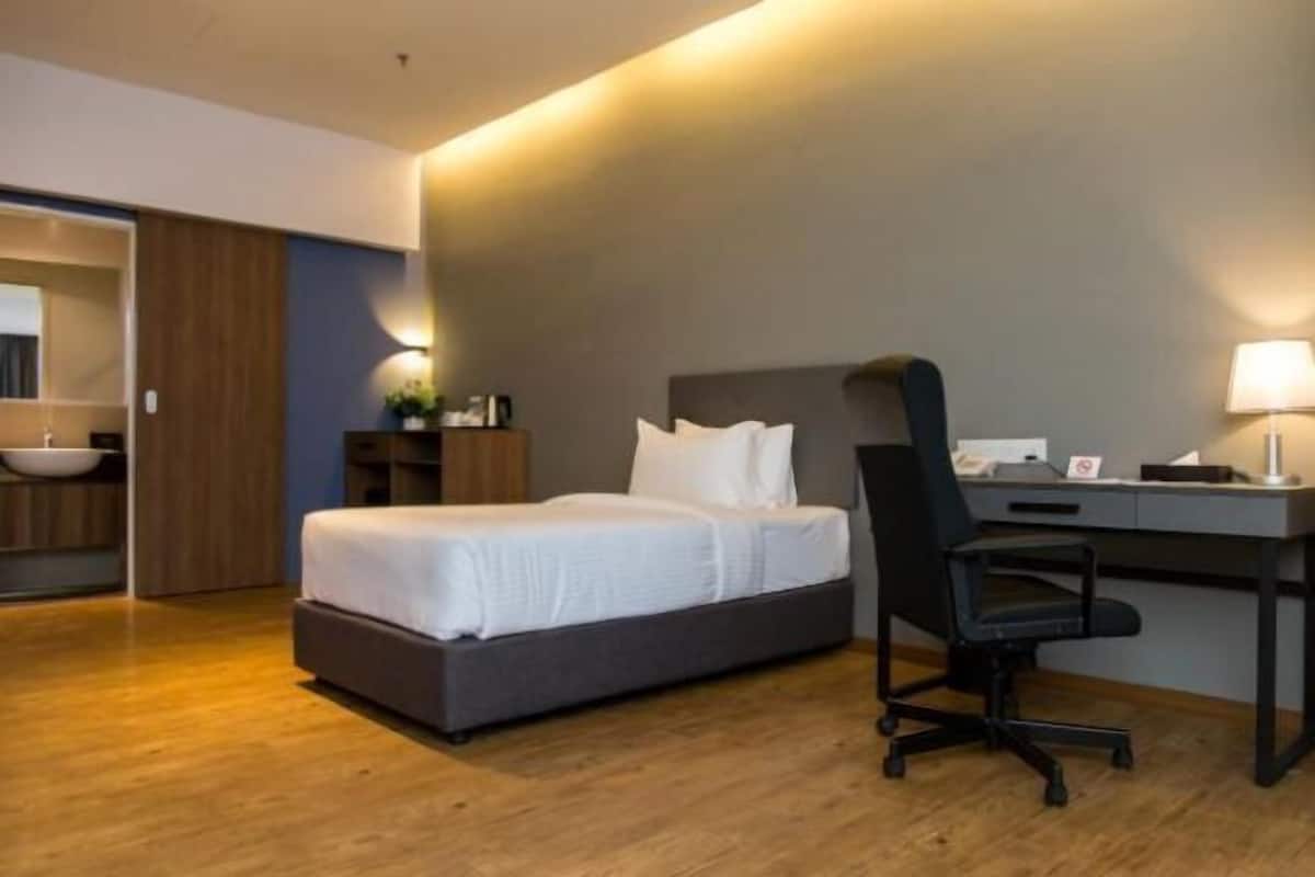 Caja de seguridad en la habitación y escritorio