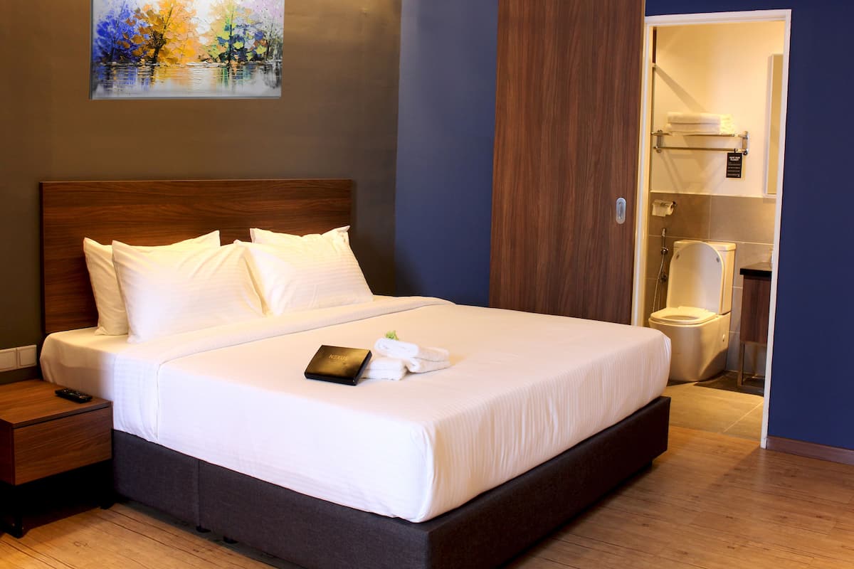 Habitación Deluxe, 1 cama de matrimonio grande | Caja fuerte, escritorio, espacio para trabajar con un portátil