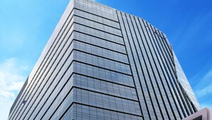 Un edificio moderno con un cartel llamativo que dice "Kerinchi" y "KJ18".