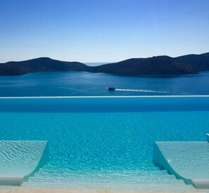 Alberca al aire libre y alberca climatizada