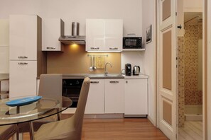 Een koelkast, een microgolfoven, een oven