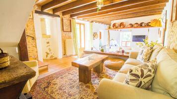 Smart TV, fireplace, DVD player, table tennis