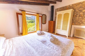 5 makuuhuonetta, tallelokero huoneessa, työpöytä, silitysrauta/-lauta