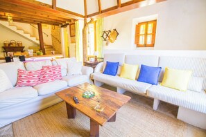 Älytelevisio, takka, DVD-soitin, pöytätennispöytä